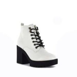 Women’s Seven7 Flatiron White Vegan Leather Combat Boots Size 10 US!